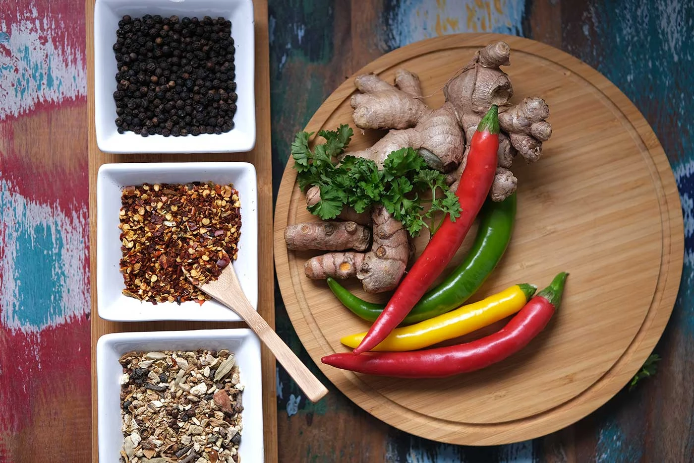 Genieten van smakelijk eten op vloerkussens