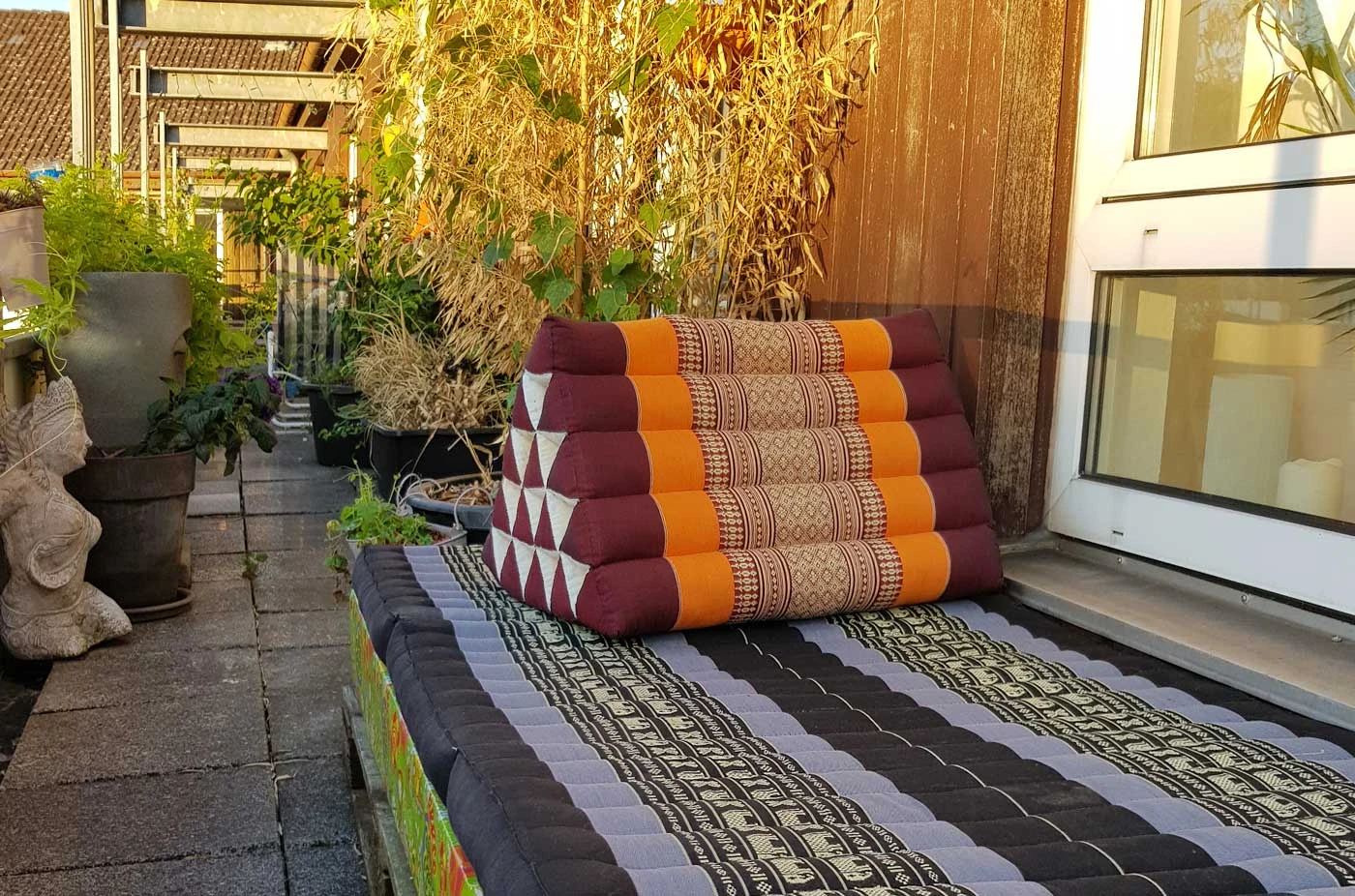 Een ontspannen oase: Richt je balkon in met Thaise kussens